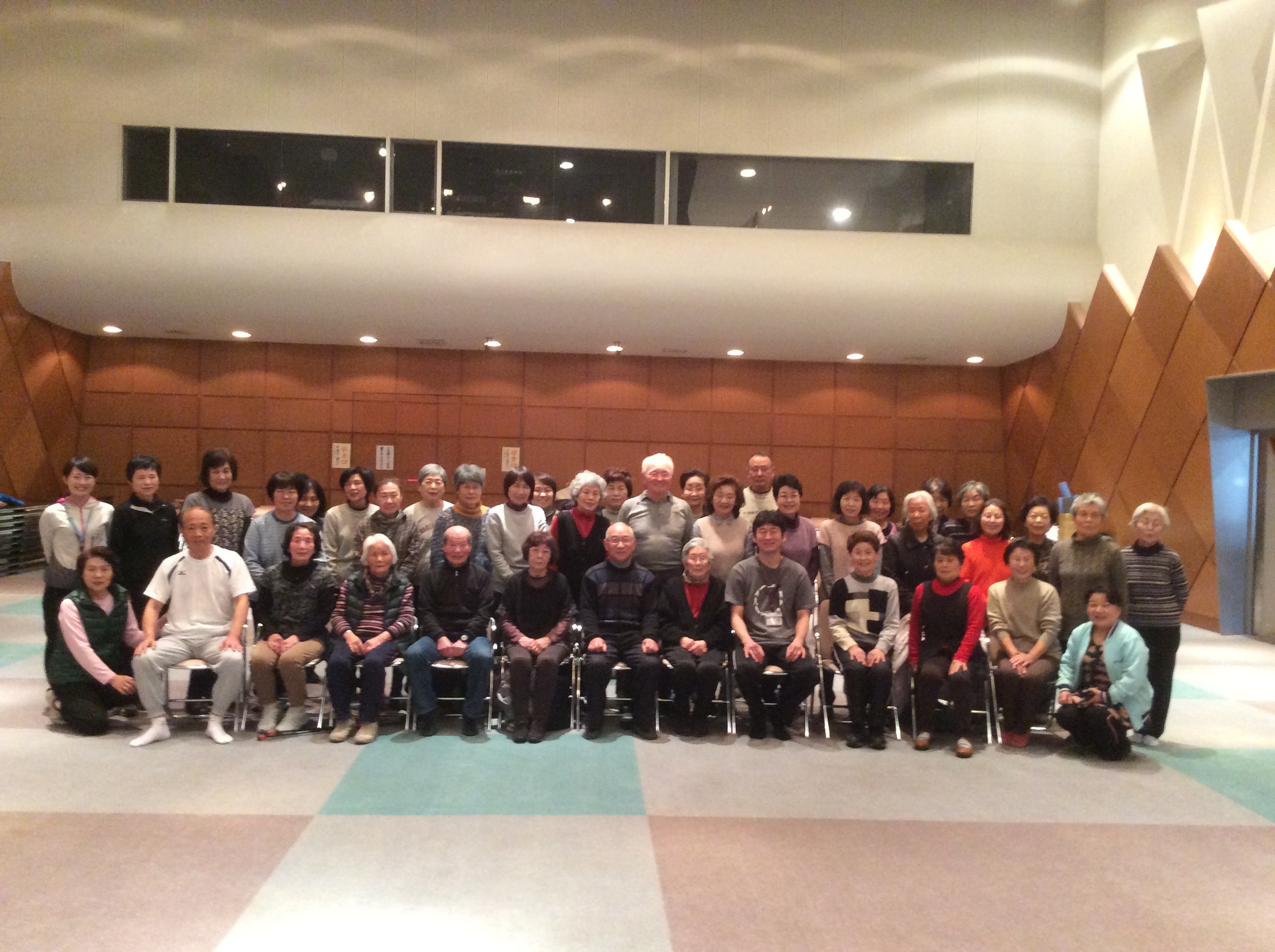 広島県大竹市社会福祉協議会のゆる体操参加者による記念写真