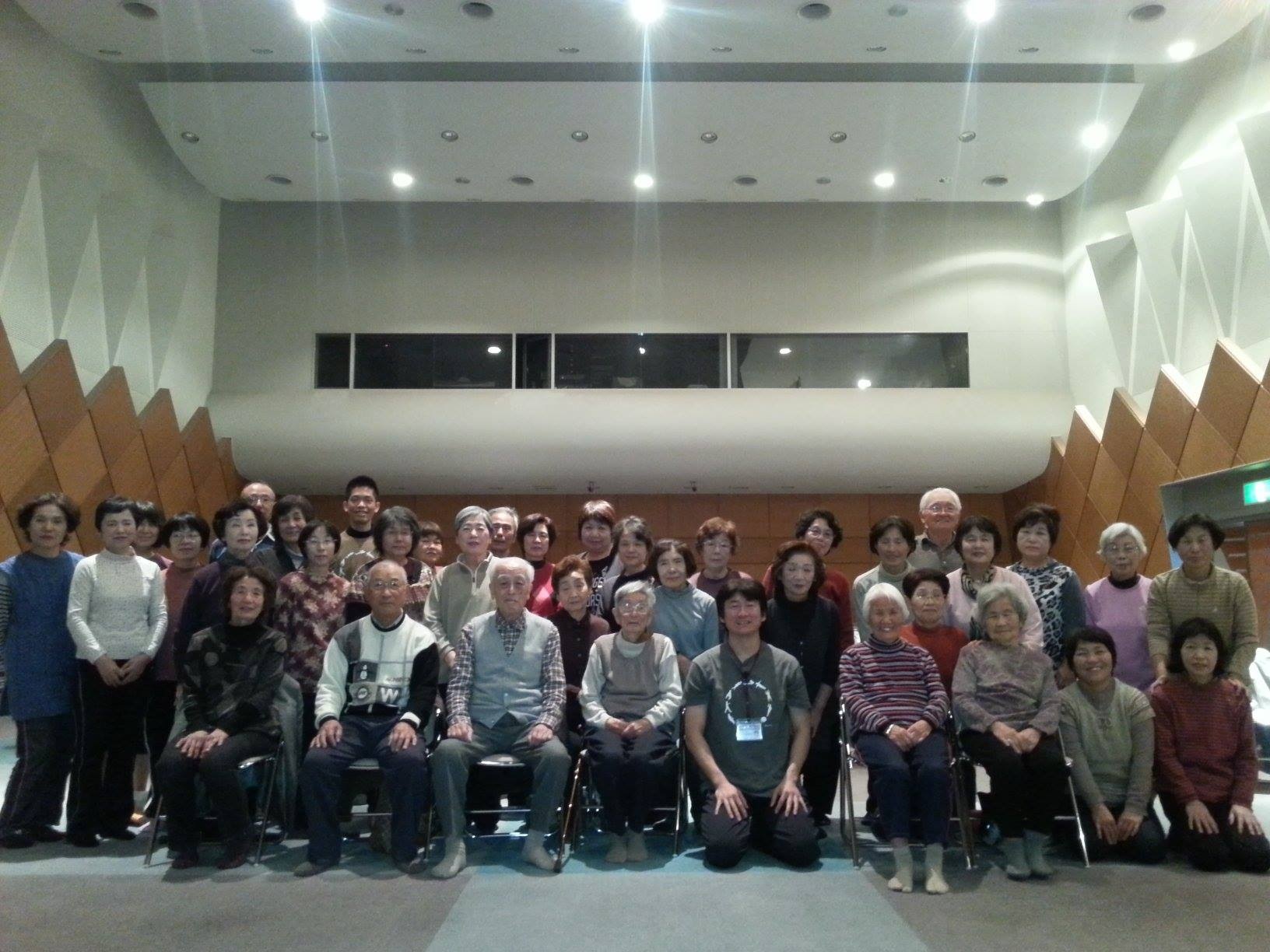 大竹市社会福祉協議会でゆる体操を続ける参加者の集合写真
